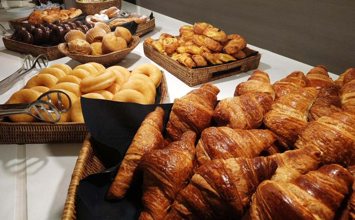 Comida en o cerca de este hotel