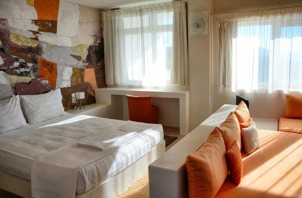 Golden Sea View Suites - Housity