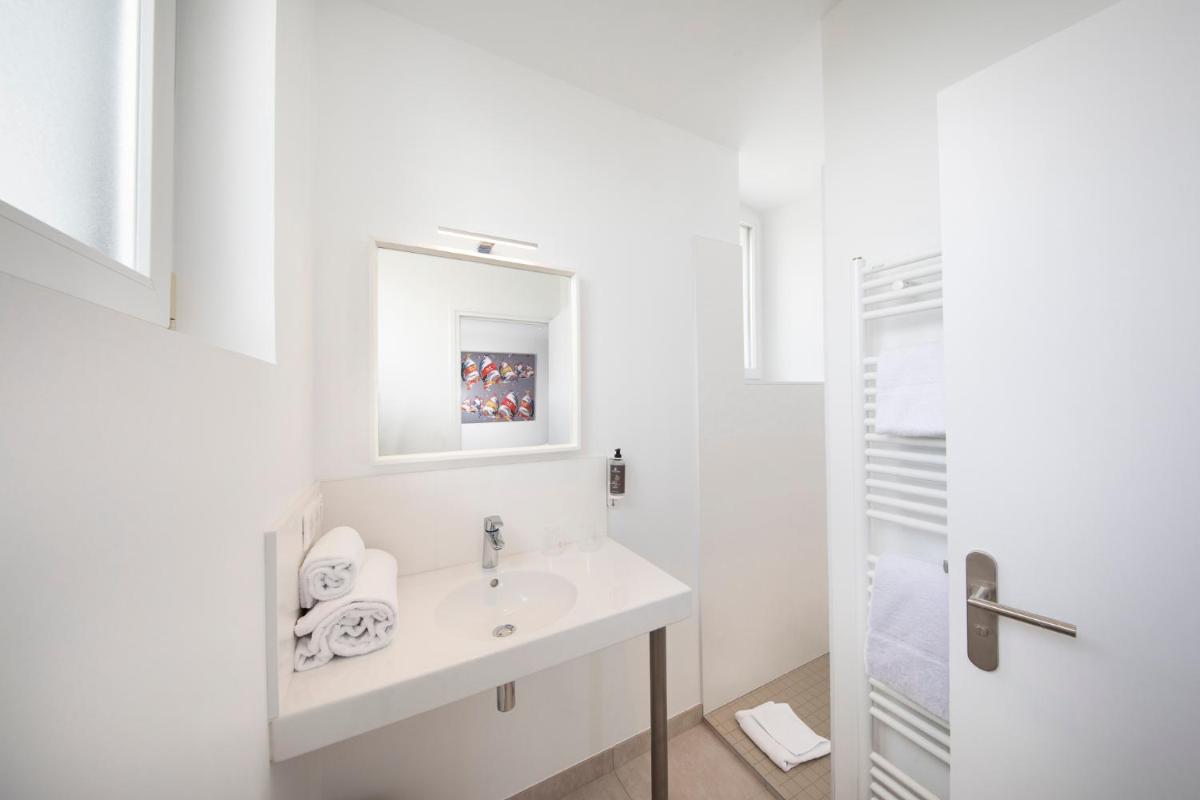 Salle de bains dans l'établissement Hôtel Spa De La Citadelle Lorient