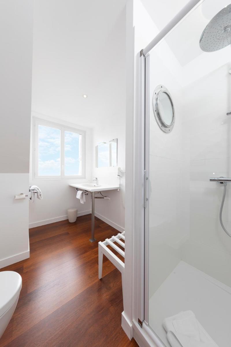 Salle de bains dans l'établissement Hôtel Spa De La Citadelle Lorient