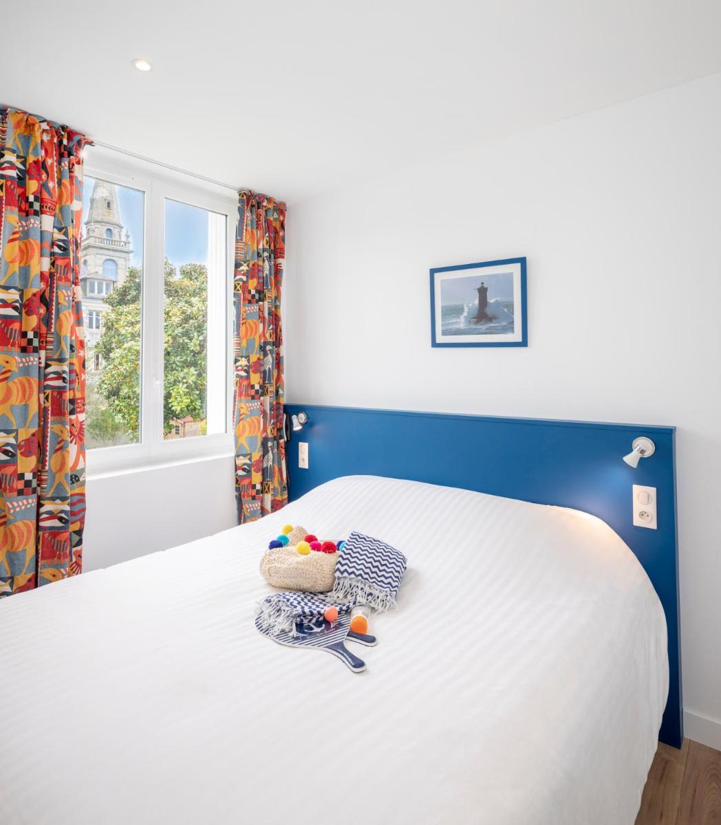 Un ou plusieurs lits dans un hébergement de l'établissement Hôtel Spa De La Citadelle Lorient