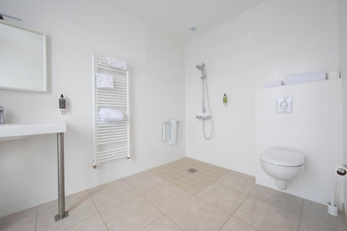 Salle de bains dans l'établissement Hôtel Spa De La Citadelle Lorient
