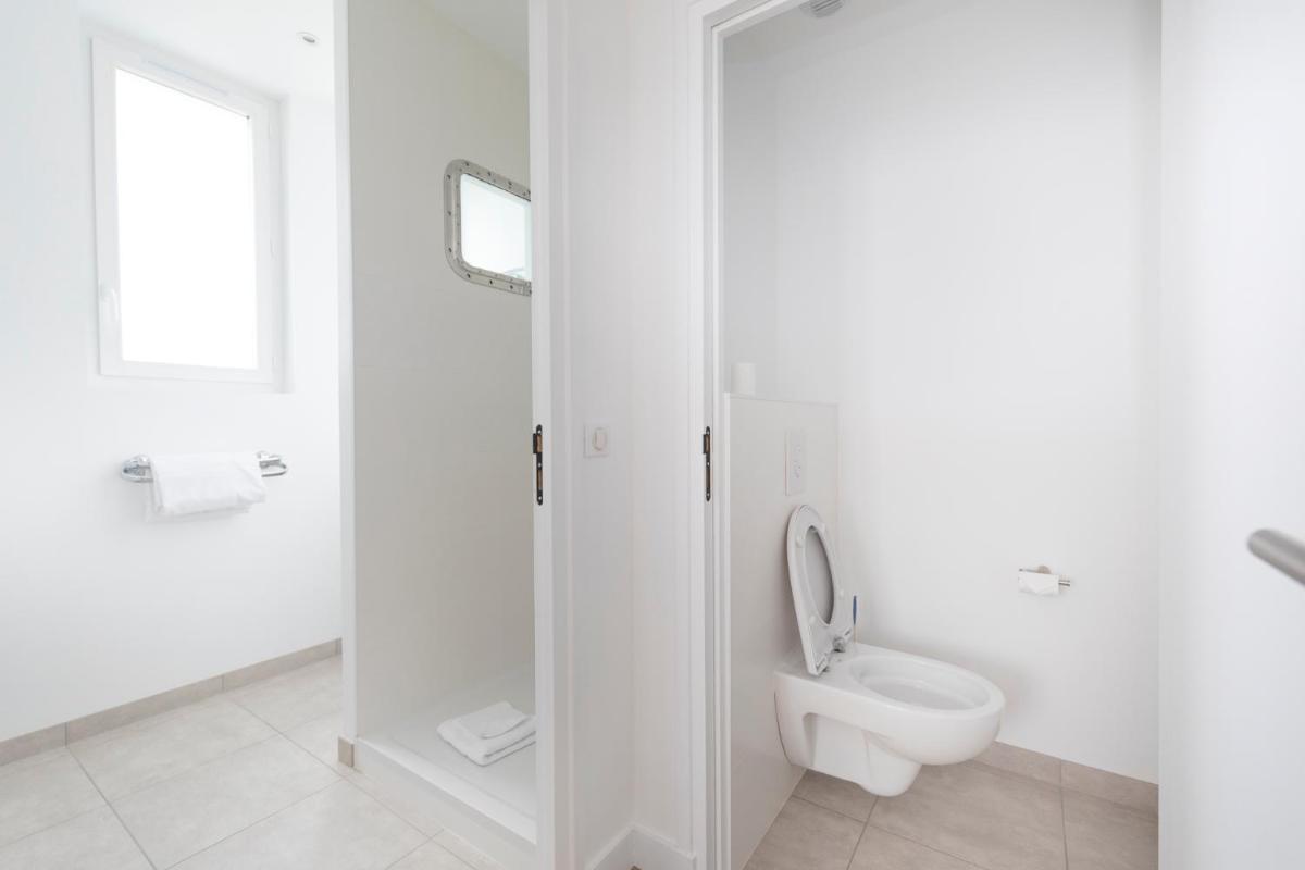 Salle de bains dans l'établissement Hôtel Spa De La Citadelle Lorient
