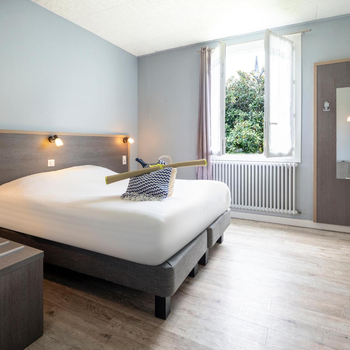 Un ou plusieurs lits dans un hébergement de l'établissement Hôtel Spa De La Citadelle Lorient