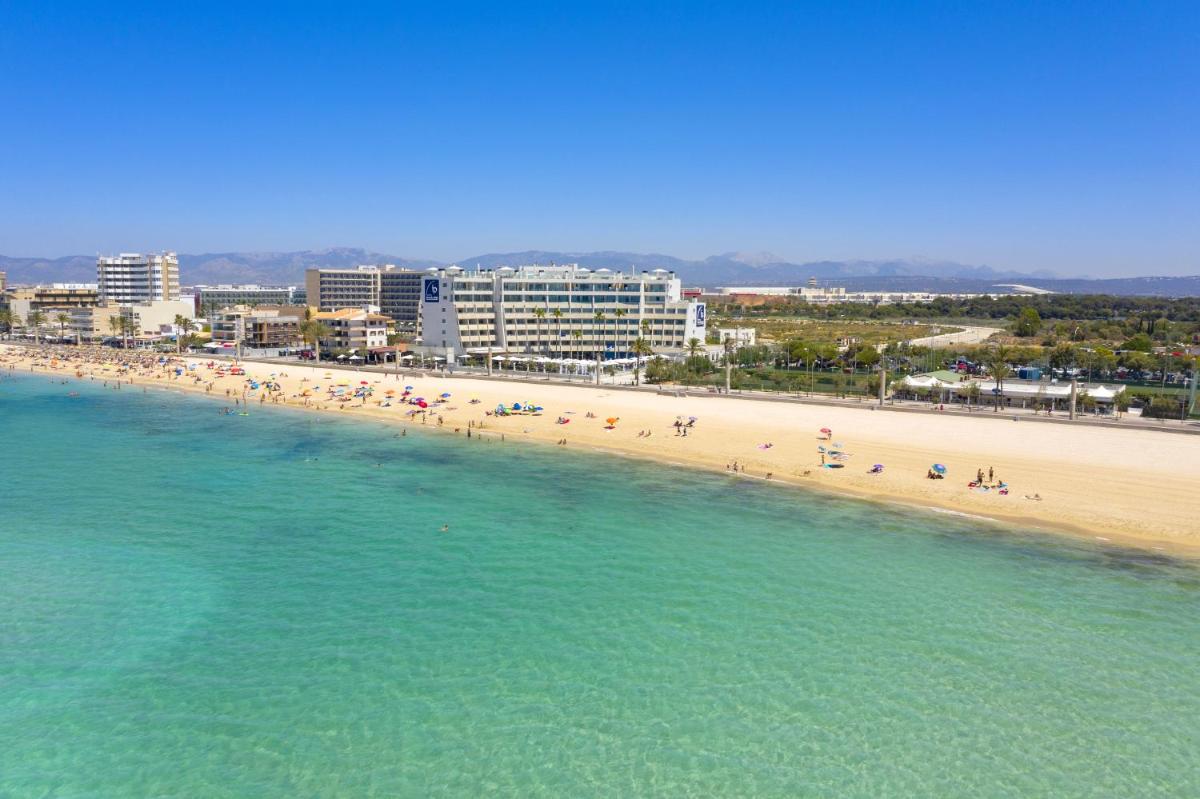 una playa con un montón de gente y el océano en Aparthotel Fontanellas Playa, en Playa de Palma