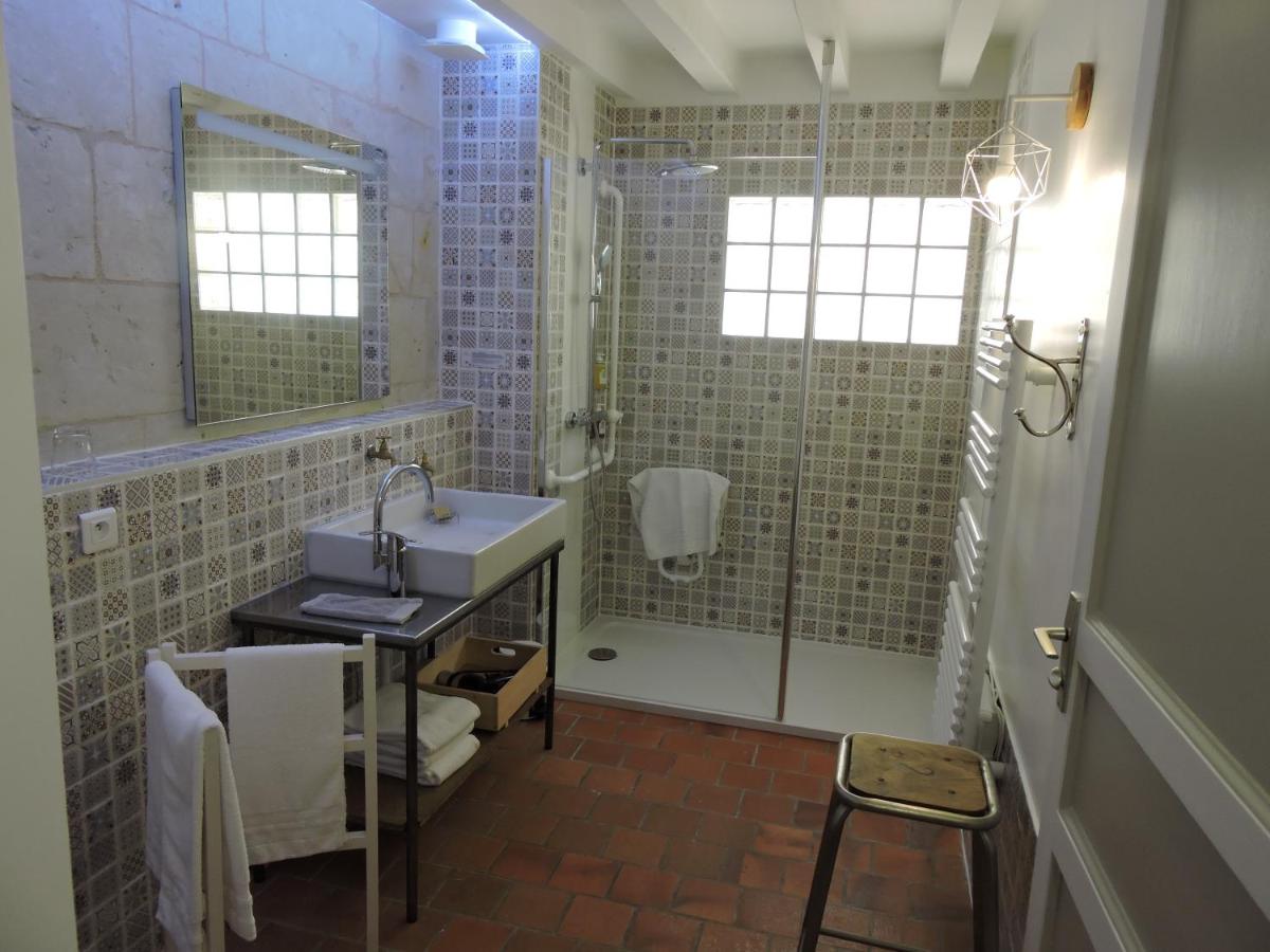 Salle de bains dans l'établissement Le Domaine de Mestré, The Originals Relais