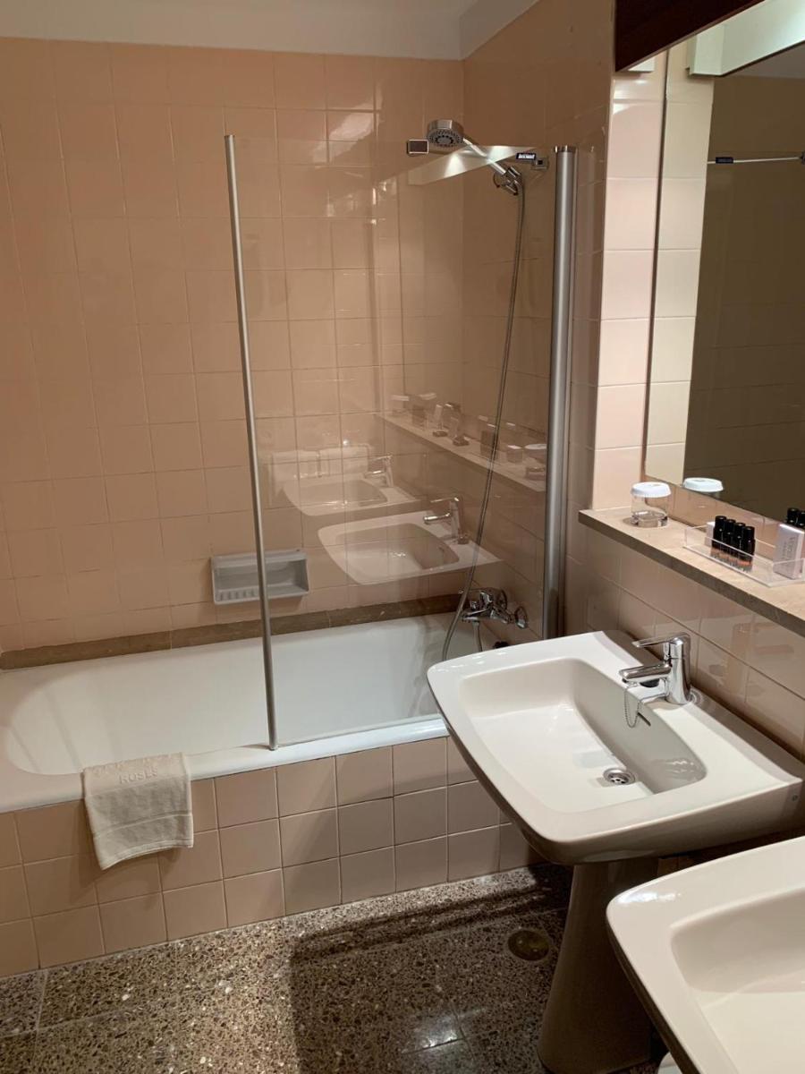 Un baño de Almadraba Park Hotel