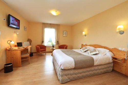 Un ou plusieurs lits dans un hébergement de l'établissement Logis Hotel Spa Restaurant Le Provence