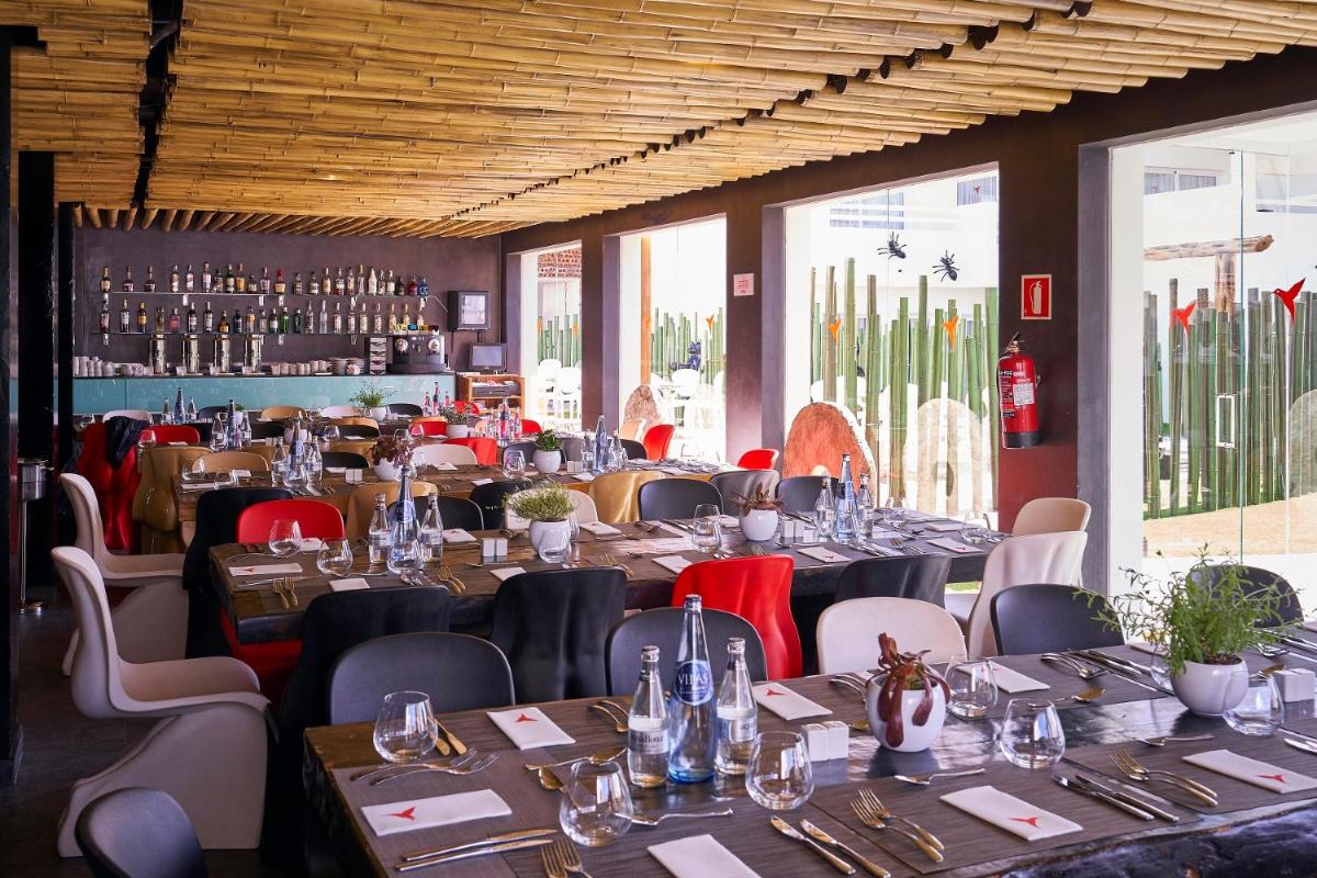 Un restaurante o sitio para comer en The Unexpected Ibiza Hotel - Ushuaïa Club entrance included
