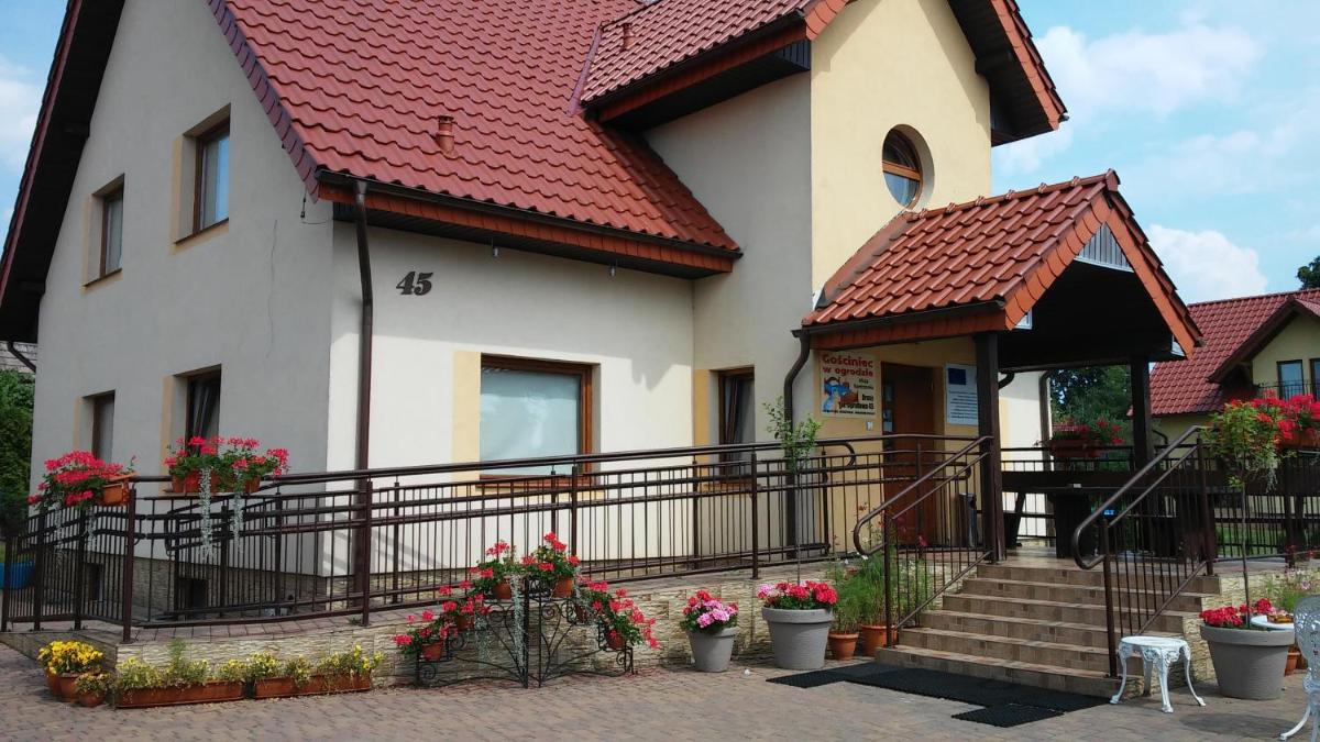 Gościniec w ogrodzie - Housity