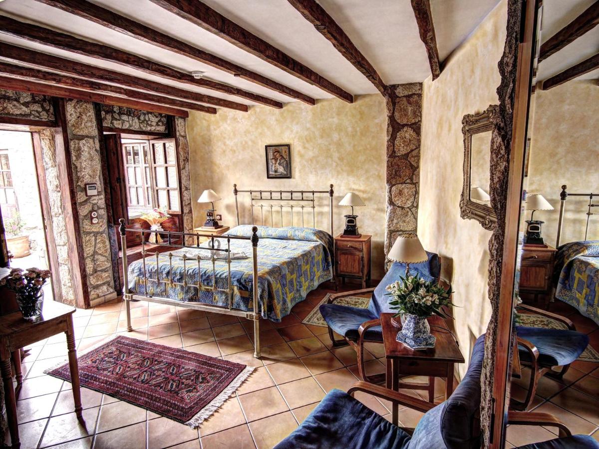 1 dormitorio con 1 cama y sillas en una habitación en Hotel Rural San Miguel - Only Adults, en San Miguel de Abona