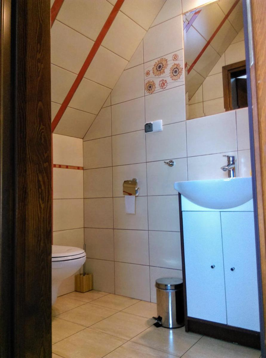 Gościniec w ogrodzie - Housity