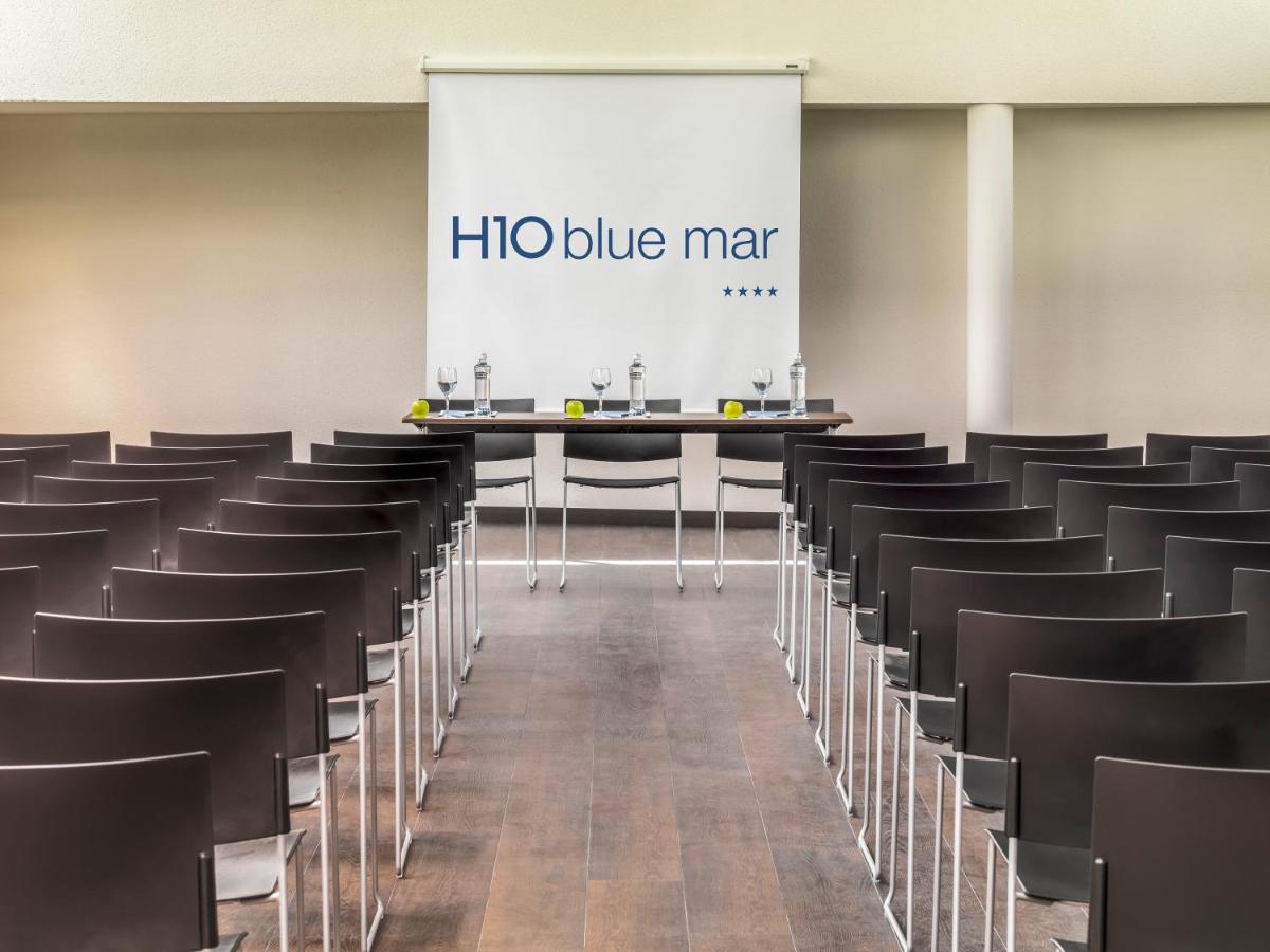 una sala de conferencias con una mesa y sillas en Boutique Hotel H10 Blue Mar - Adults Only, en Camp de Mar 86 fotos más