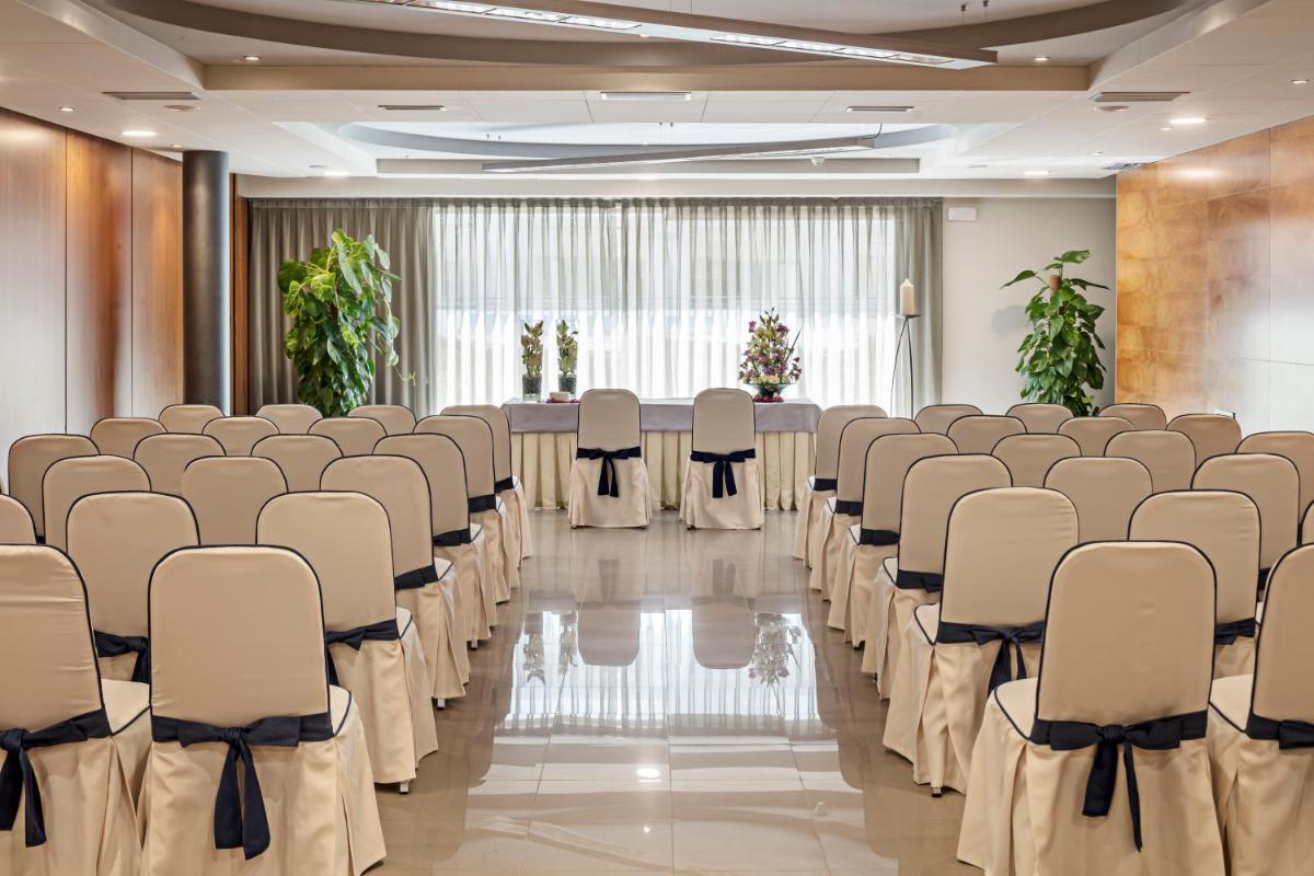 Zona business o sala de conferencias en AQUA Hotel Onabrava & Spa 4*Sup