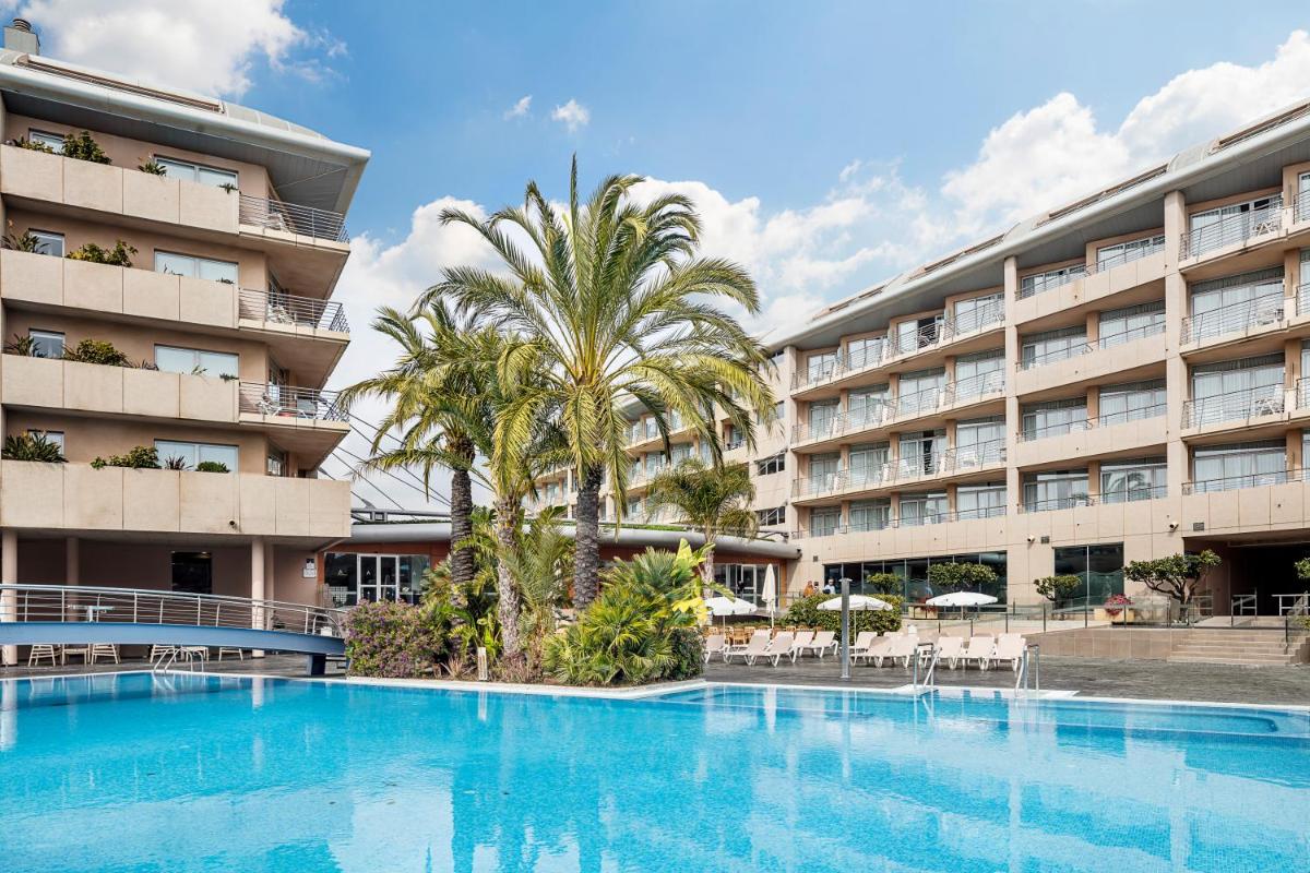 una gran piscina frente a un hotel en AQUA Hotel Onabrava & Spa 4*Sup, en Santa Susanna una gran piscina frente a un hotel en AQUA Hotel Onabrava & Spa 4*Sup, en Santa Susanna