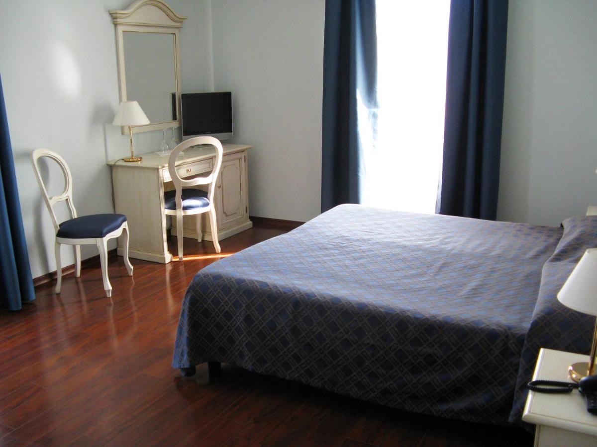 International Hotel - Housity