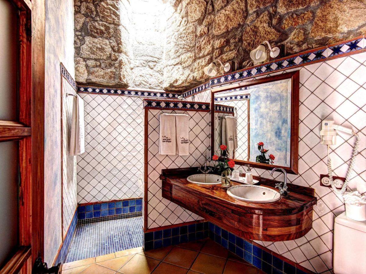 Un baño con dos lavabos y un espejo grande. en Hotel Rural San Miguel - Only Adults, en San Miguel de Abona 27 fotos más
