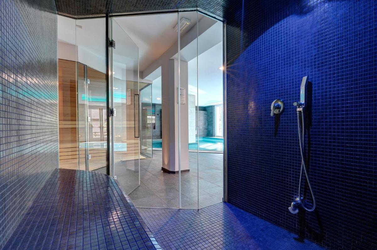 Salle de bains dans l'établissement Grand Hôtel des Alpes