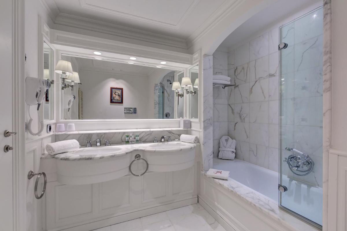 Salle de bains dans l'établissement Grand Hôtel des Alpes