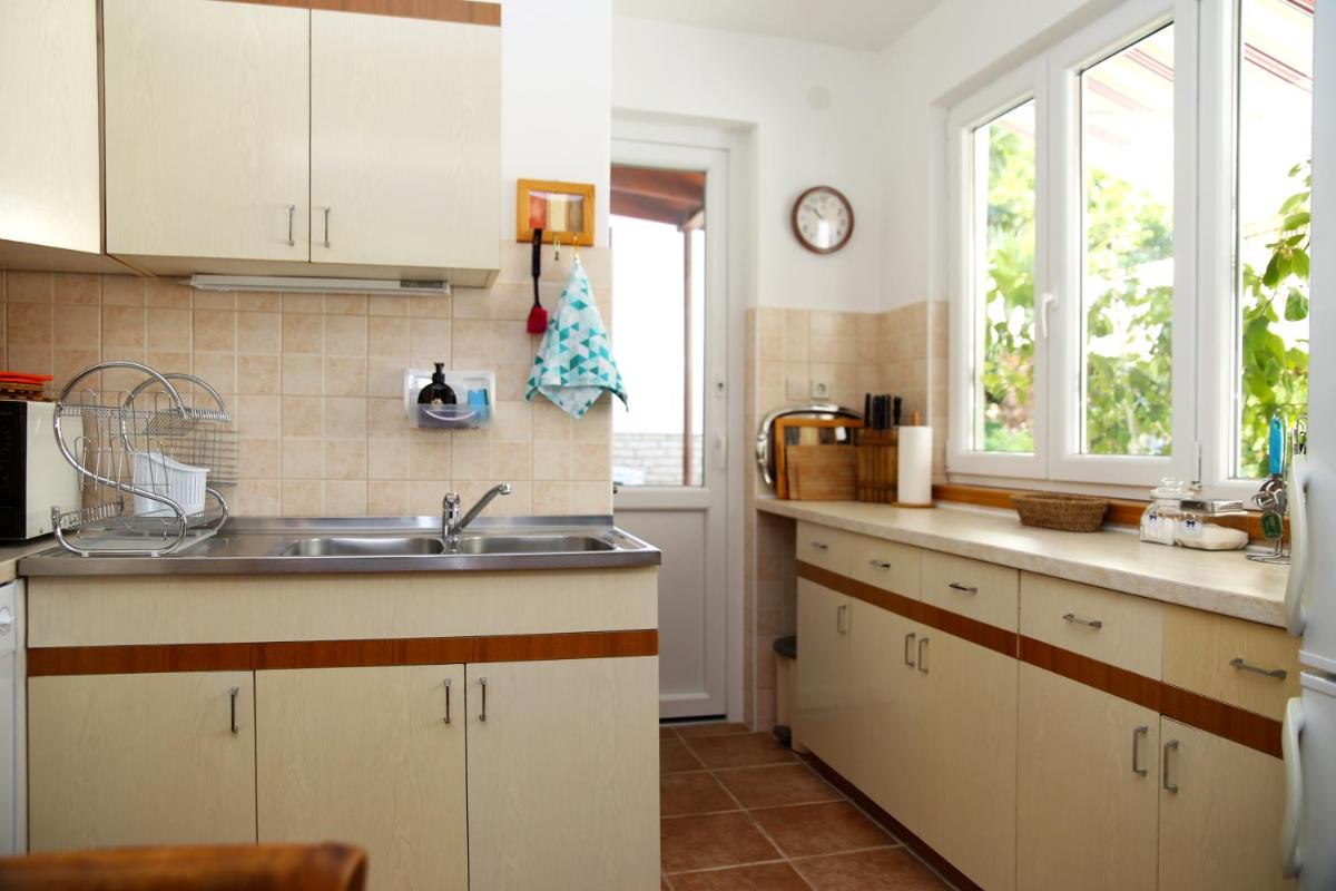 Seaside Apartment Tisno - Housity