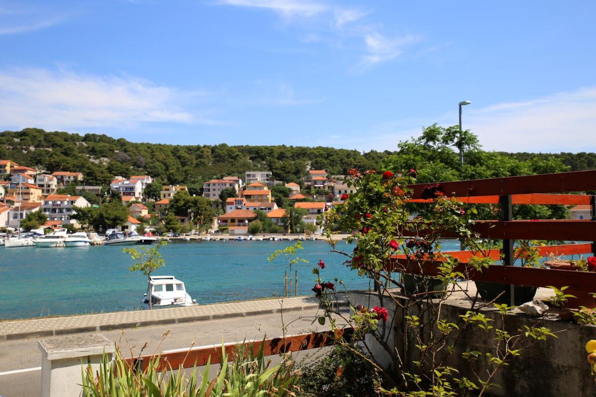 Seaside Apartment Tisno - Housity
