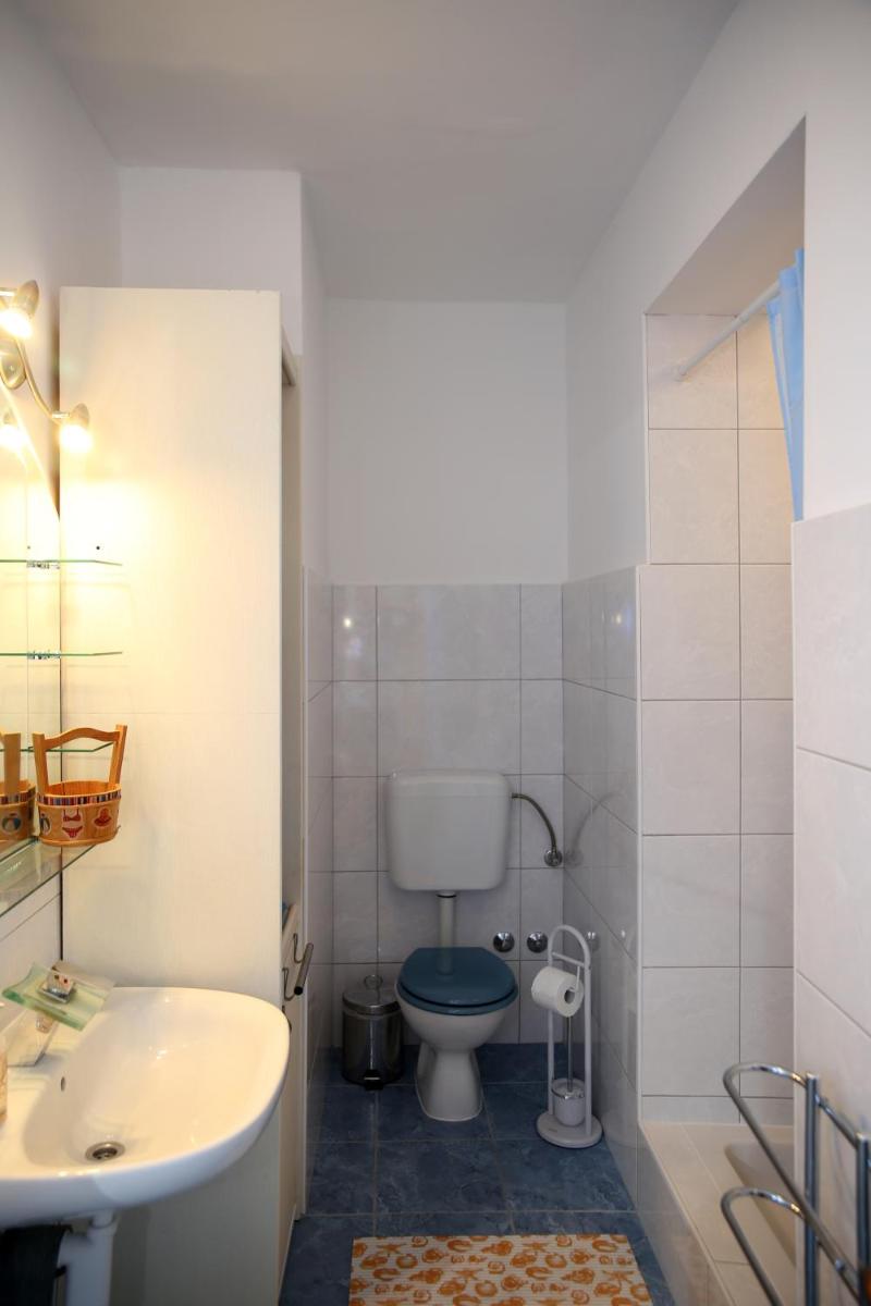 Seaside Apartment Tisno - Housity