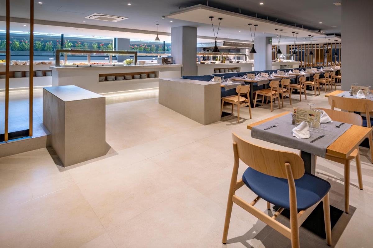 Un restaurante o sitio para comer en Caprici Beach Hotel & Spa