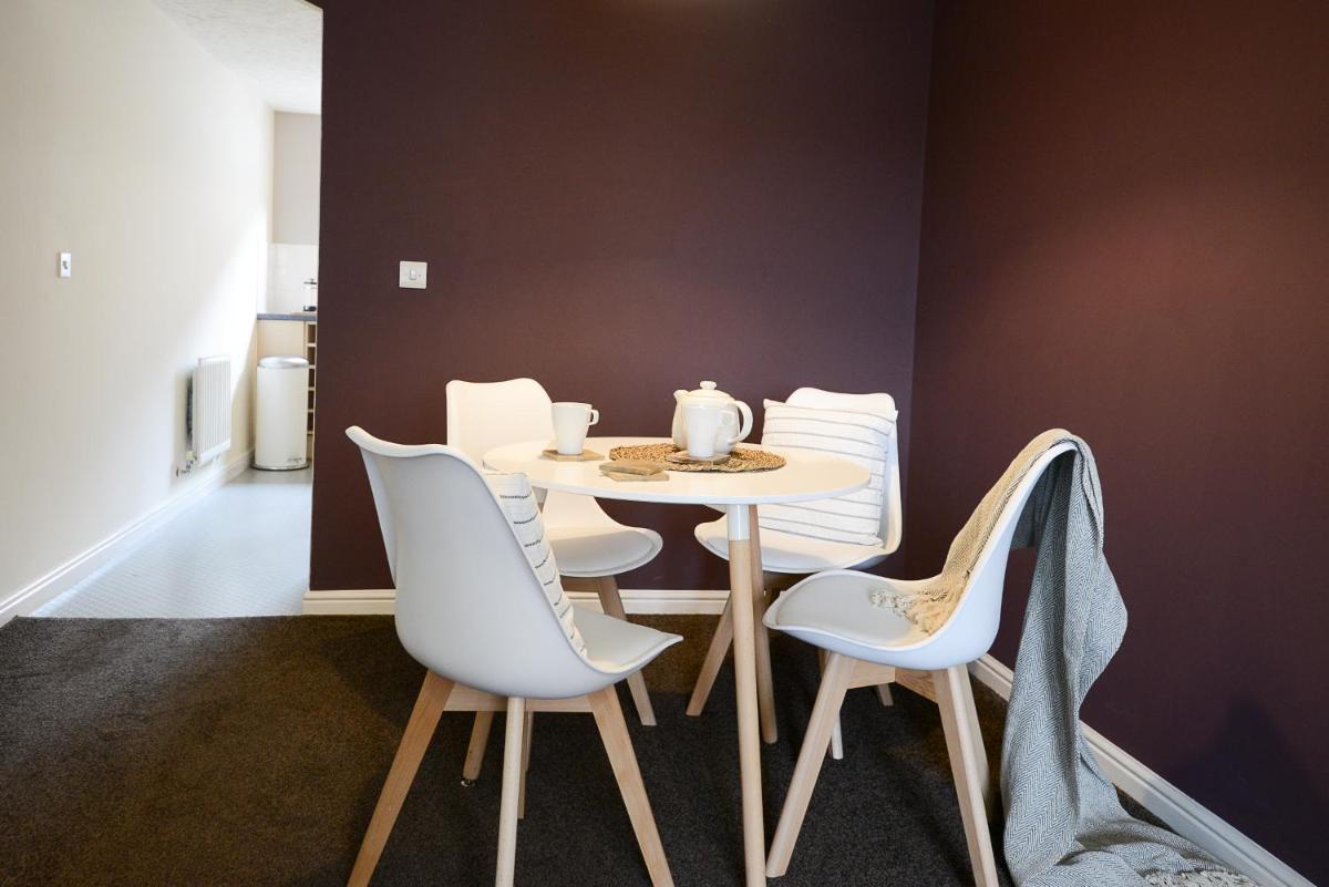 Solihull 2 Bedroom Ground Floor Apartment with Parking - Available for Long Stays - Housity