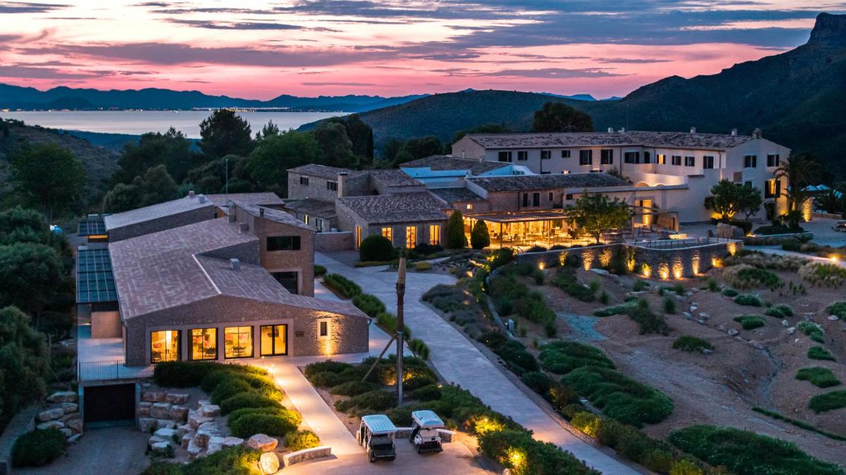 una vista aérea de una casa con puesta de sol en Carrossa Hotel & Spa, en Artà
