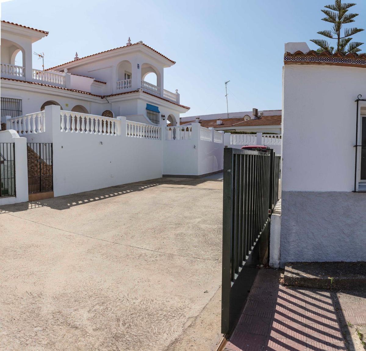 Chalet en Matalascañas a 300 metros de la playa - Housity