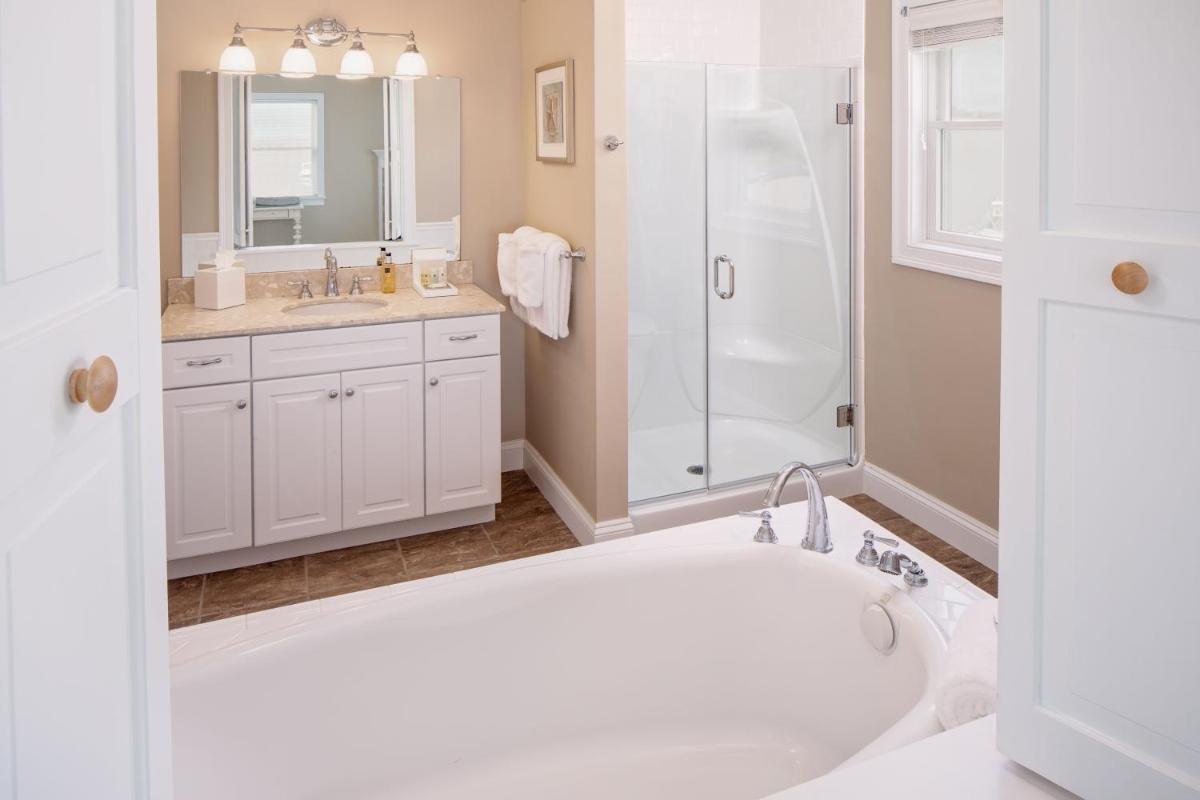 Inn at Harbor Hill Marina - Housity