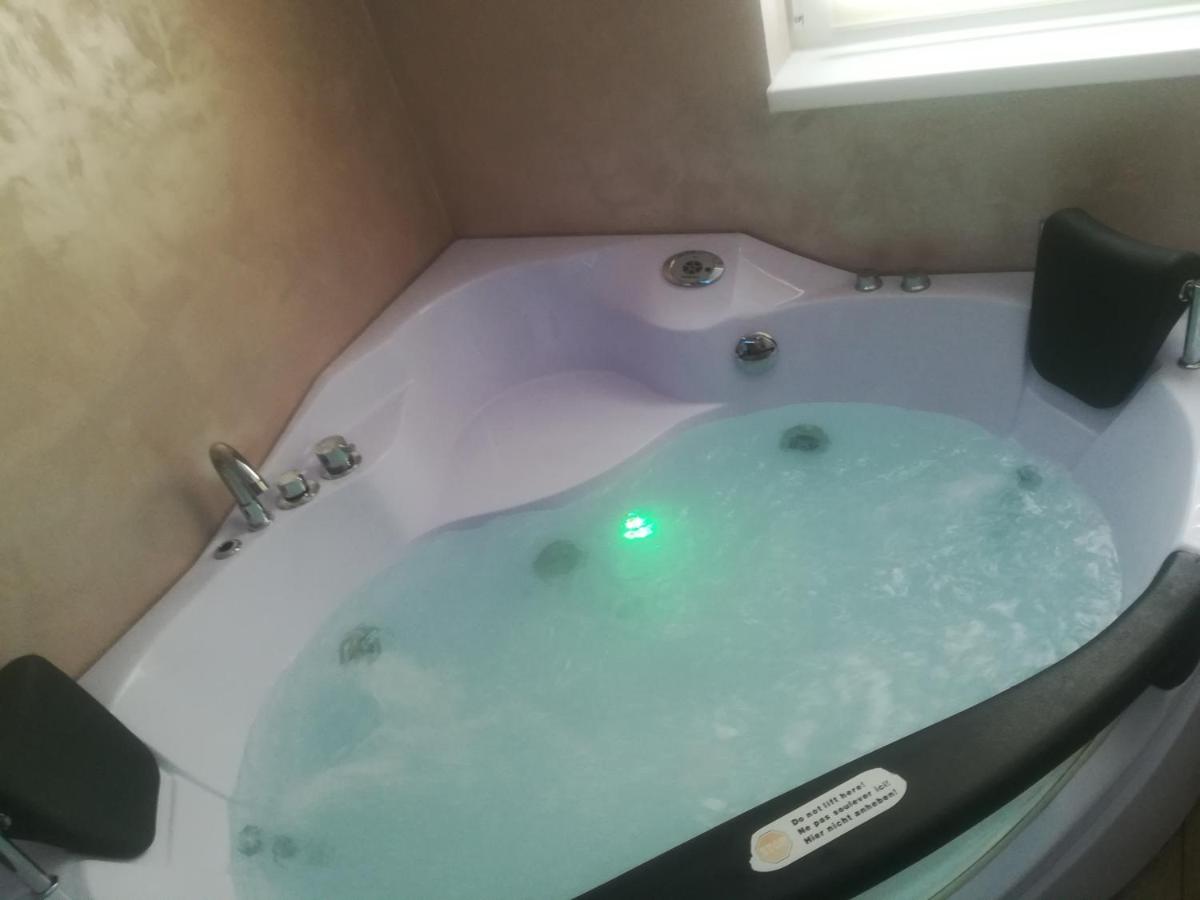 Jacuzzi Room - Housity