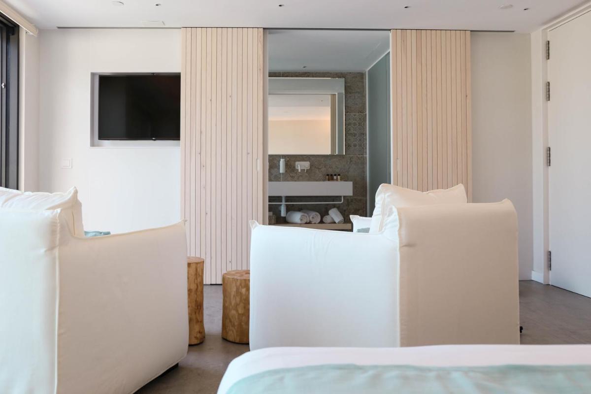 Una televisión o centro de entretenimiento en KAKTUS Hotel Kaktus Playa - Adults Recommended
