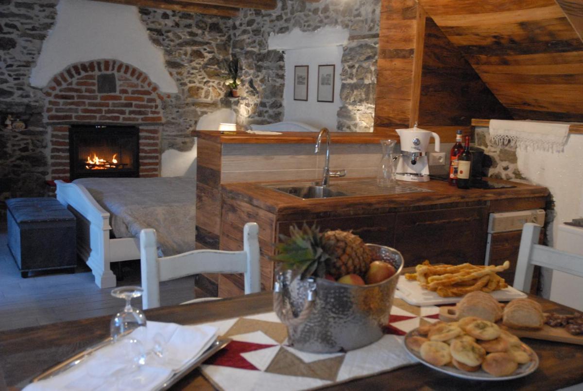 Chalet in pietra e legno con caminetto - Housity