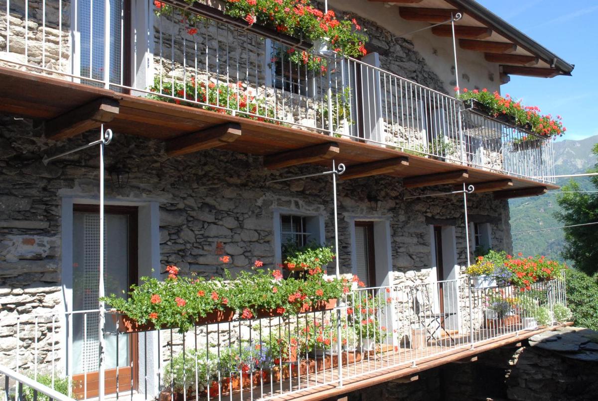 Chalet in pietra e legno con caminetto - Housity