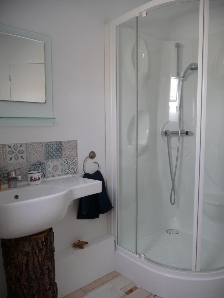 Bretagne Chambre d'hôtes suite 53m2 et Caravane vintage avec cuisine et salle de bains privées Brittany B&B 53m2 suite and Vintage caravan glamping with private kitchen and bathroom - Housity