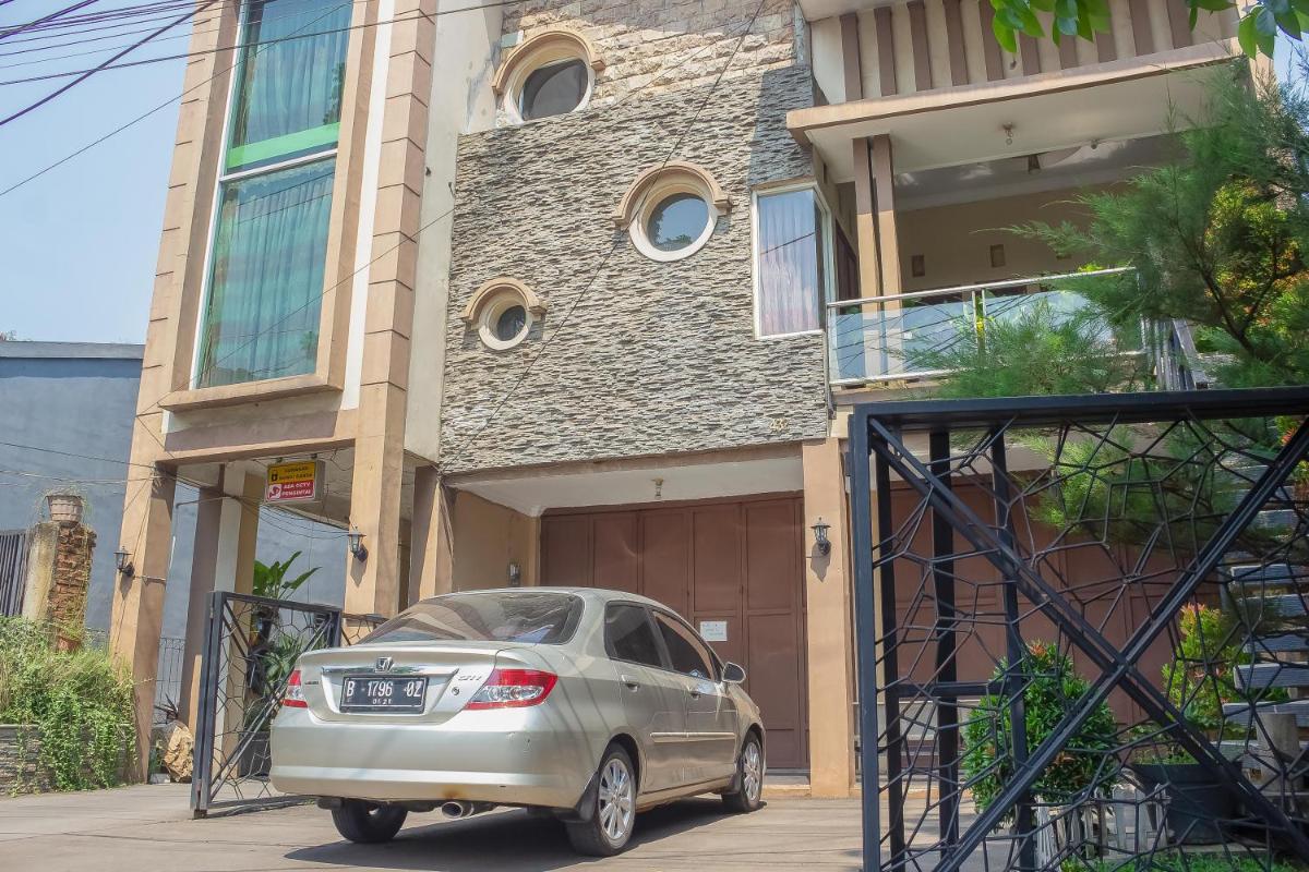 RedDoorz Syariah near Pasar Modern Cikopo - Housity