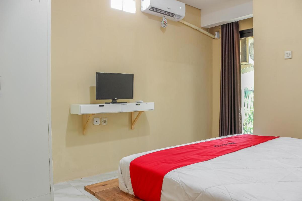 RedDoorz Syariah near Pasar Modern Cikopo - Housity