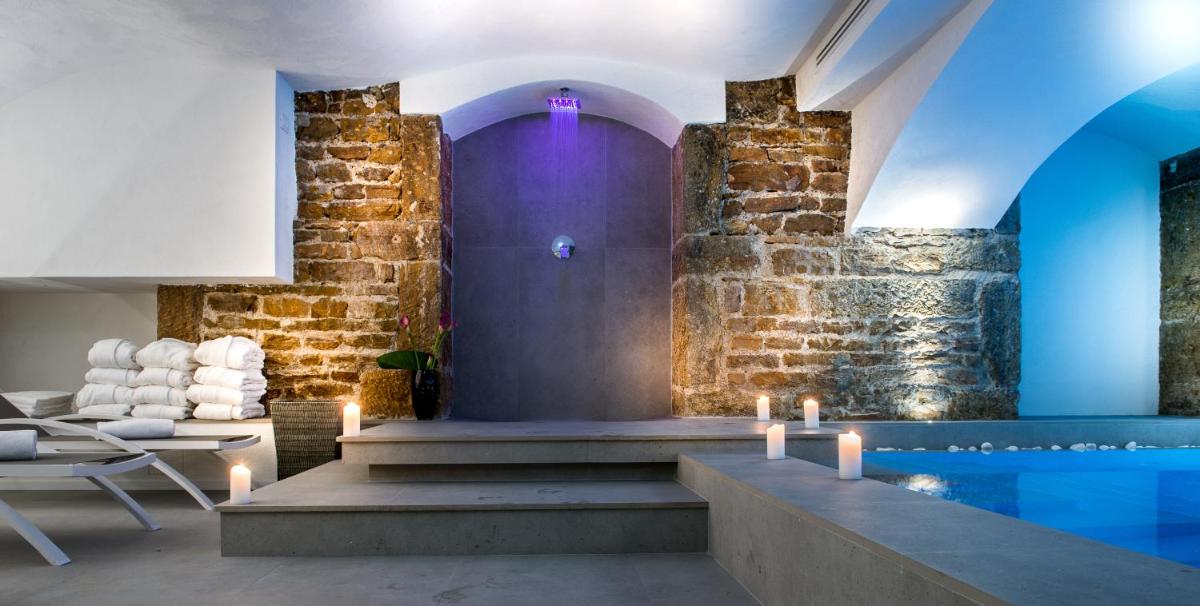 Piscine de l'établissement Boscolo Lyon Hotel & Spa ou située à proximité