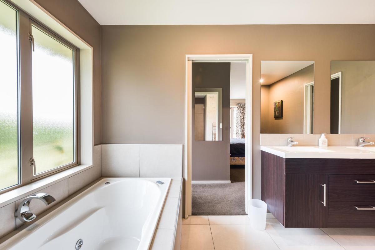 Rolleston Paradise-Master Bedroom with Ensuite Only - Housity