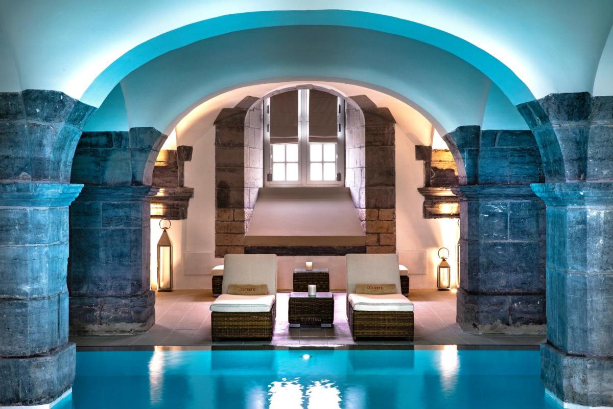 Piscine de l'établissement Royal Hainaut Spa & Resort Hotel ou située à proximité