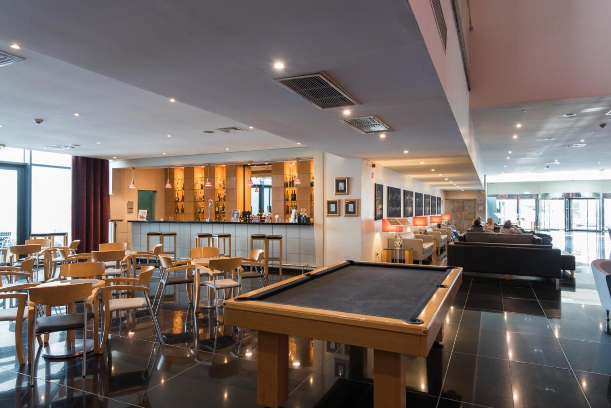 Um restaurante ou outro lugar para comer em Vila Gale Opera
