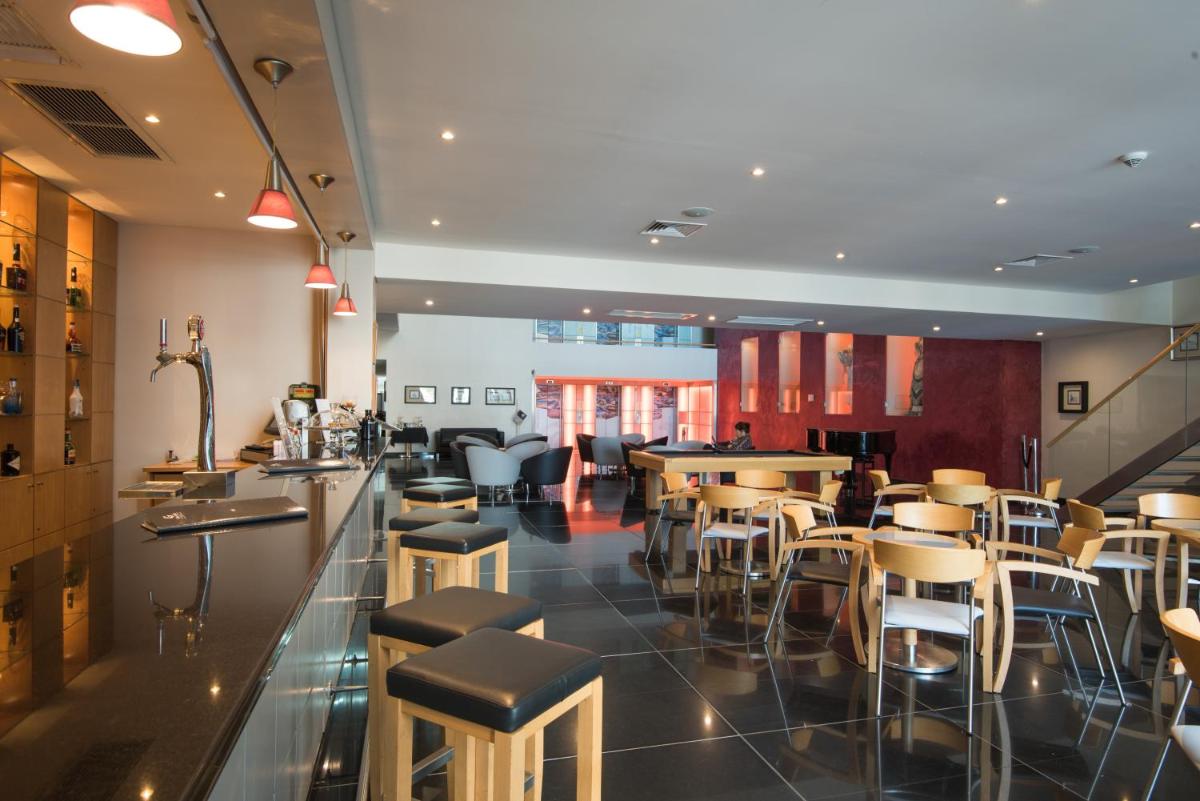 Um restaurante ou outro lugar para comer em Vila Gale Opera