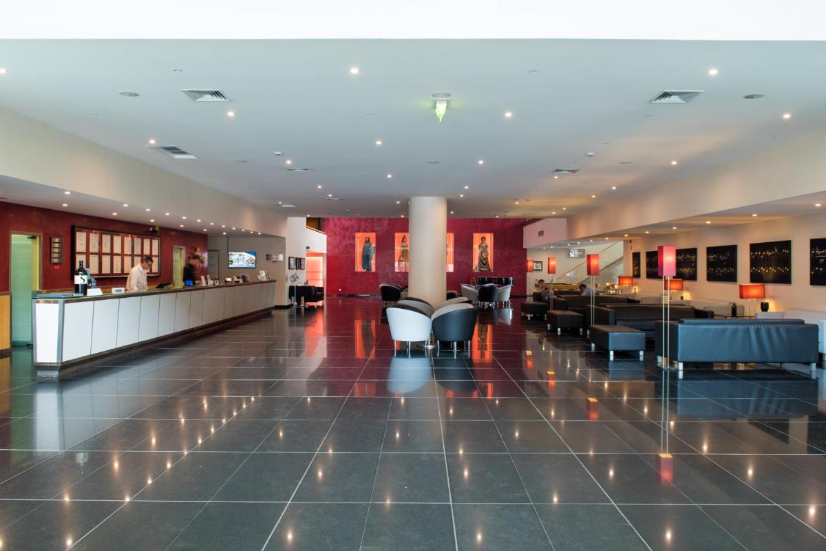 Um restaurante ou outro lugar para comer em Vila Gale Opera