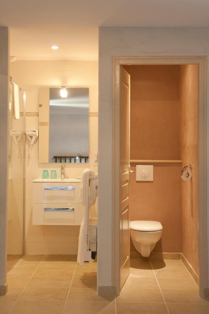 Salle de bains dans l'établissement Domaine de Janis & Spa