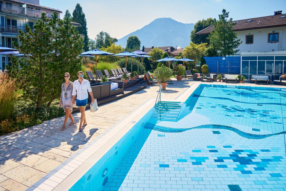 Der Swimmingpool an oder in der Nähe von Althoff Seehotel Überfahrt
