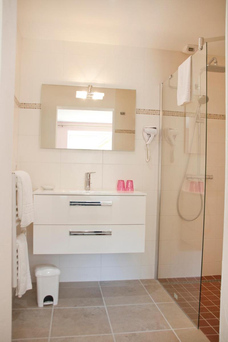Salle de bains dans l'établissement Domaine de Janis & Spa