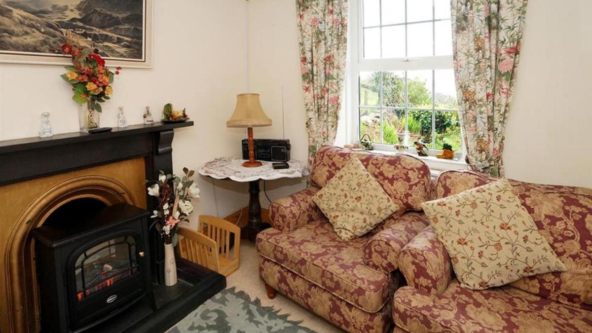 Dinas Cottage - Housity
