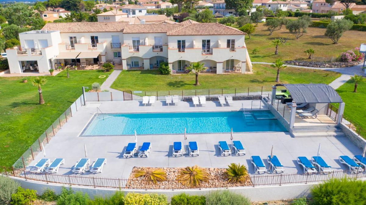 Hotel De La Pyramide - Housity