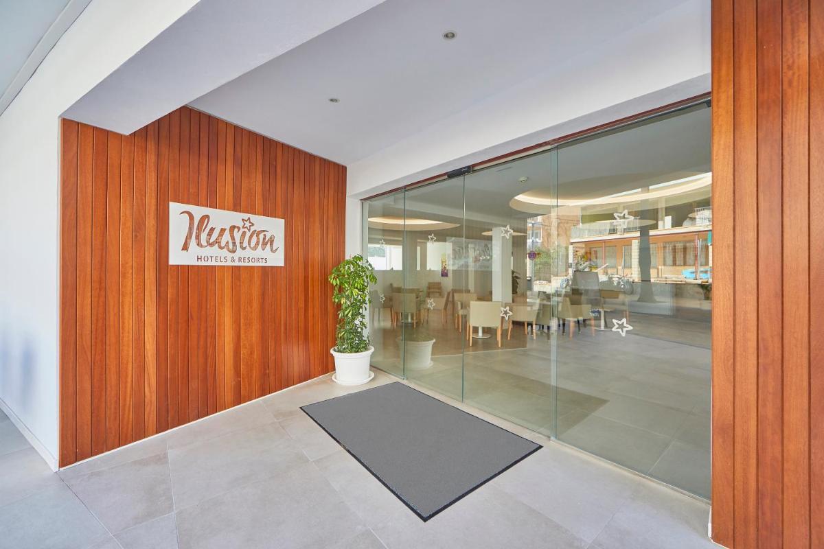 Un restaurante o sitio para comer en Hotel Ilusion Moreyo - Adults Only